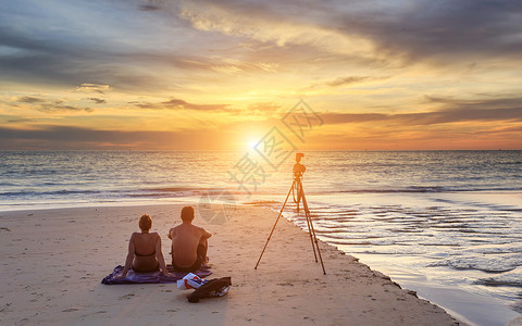 在泰国普吉的日落海滩上图片