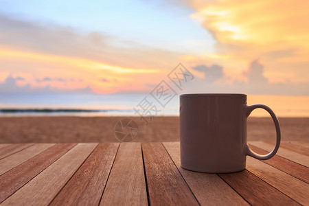 日落或日出海滩时在木桌图片