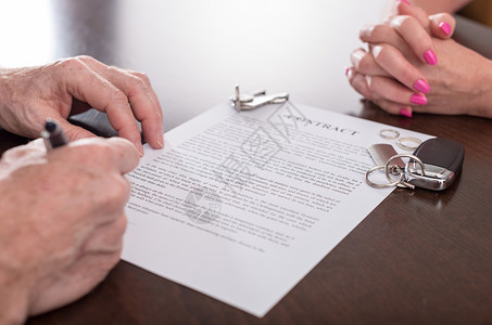签约本内页丈夫在妻子前签署分居合同使用随机英文假本背景