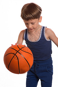 男孩灵巧地用手从地板上打掉了一个篮球图片