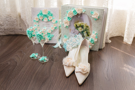 优雅的米色女鞋和婚礼配饰图片