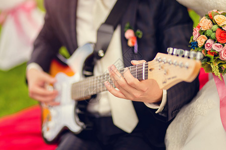 新郎在婚礼上弹吉他图片