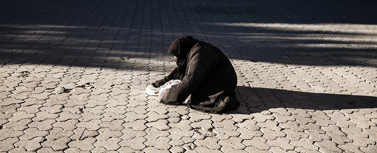 街头乞讨的可怜女人图片