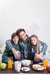 男人和两个孩子一起吃早餐图片