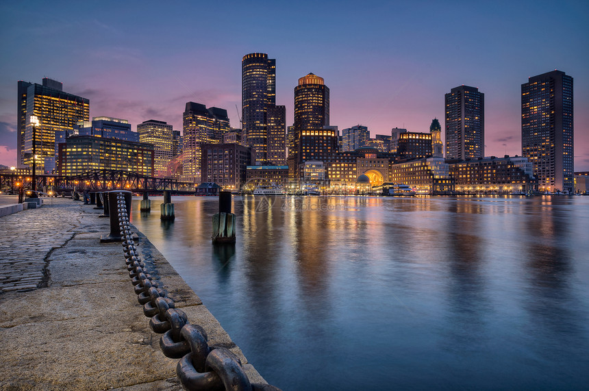波士顿港码头水边的公寓办公室和图片