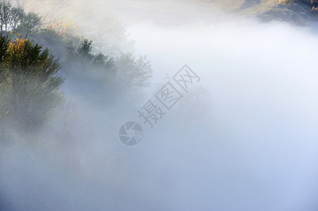 秋天的季节日出薄雾和云彩的小山图片
