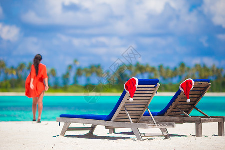 在热带加勒比海滩的长椅上图片