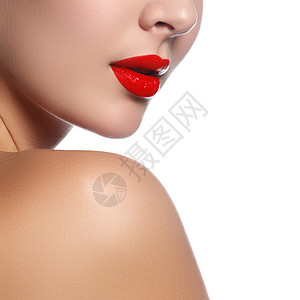 用有光泽的红色唇膏的女人嘴唇的特写镜头图片