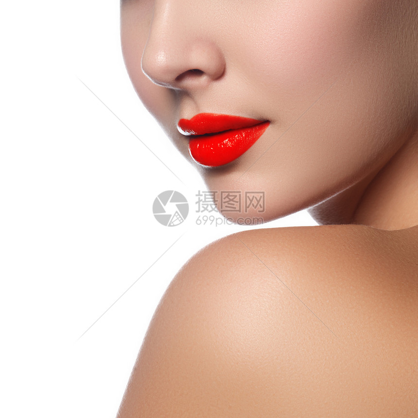 用有光泽的红色唇膏的女人嘴唇的特写镜头图片