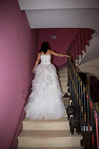 穿着婚纱的漂亮新娘长列火图片