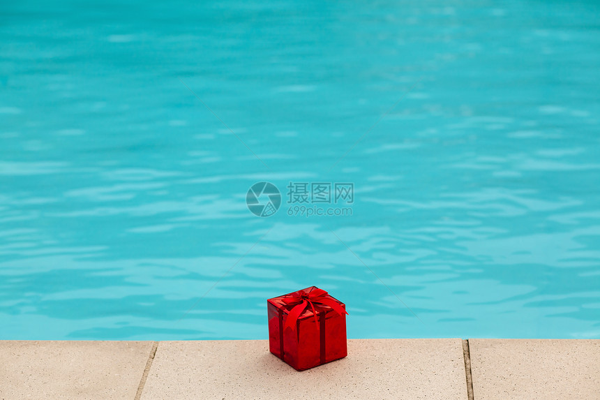 在蓝水附近度假胜地展示红箱请在蓝色图片