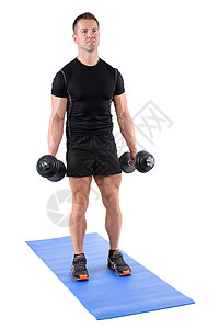 年轻男子健身教练显示起步姿势站立的哑铃哑铃蠢驴bicepscurl图片
