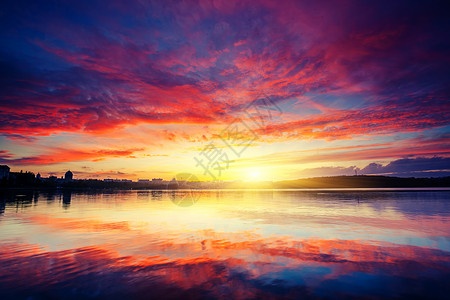 奇妙多彩的日落和阴暗的不祥云层泰诺皮尔图片