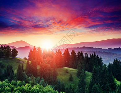 黄昏的美丽绿色山丘戏剧红色的天空喀尔巴阡山脉图片