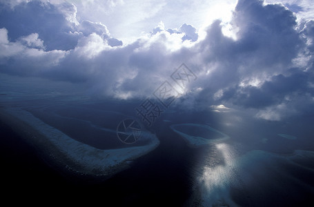 在印地海中马尔代夫群岛海景和环礁海景的图片