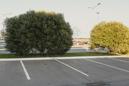 商场空荡的停车场图片
