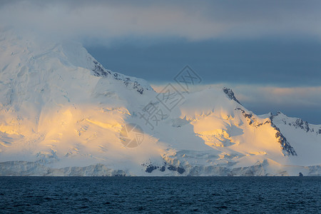 格陵兰岛的自然景观与海岸上的雪图片