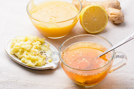 一杯加柠檬蜂蜜和姜汁的茶图片