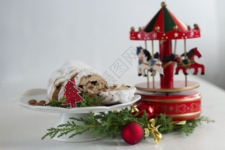 圣诞蛋糕斯托林奶粉酒杯和旋图片