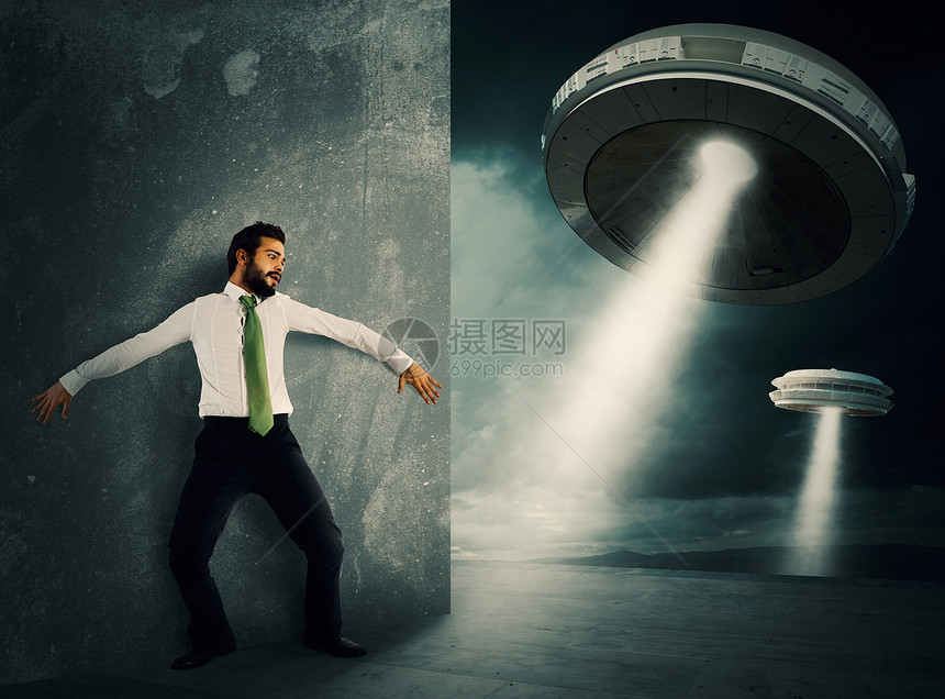 人类被UFO航图片