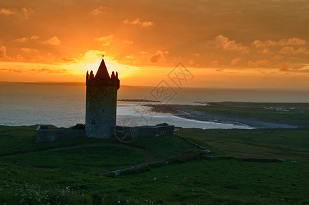 海边的爱尔兰日落城堡图片