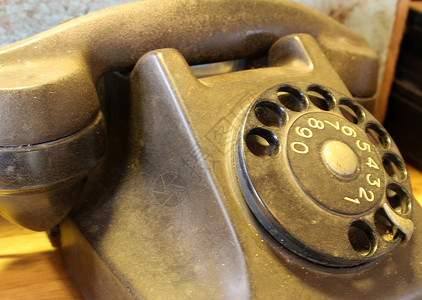 带旋转拨号的旧电话图片