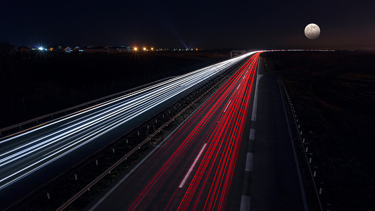 夜间在贝尔格莱德塞尔维亚附近的高速公路上行驶图片