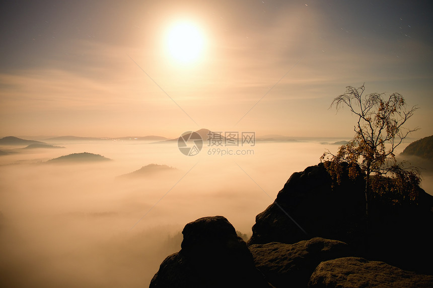 满月的夜晚在美丽的山地风景中图片