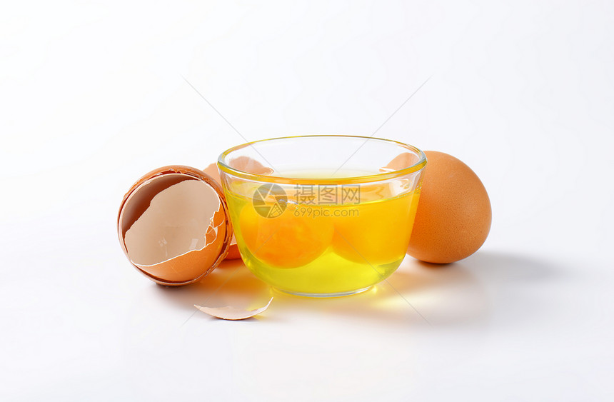 玻璃碗中新鲜的蛋白和蛋黄一个图片