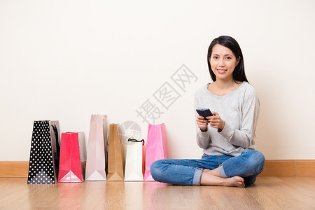 使用手机在线购物的亚洲青年女图片