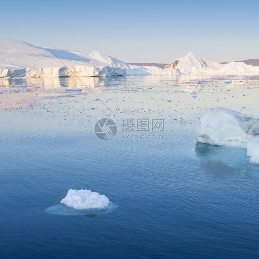 南极的自然和景观在冰层之间的科学船上旅行研究全球变暖现象不寻常的形状和颜图片