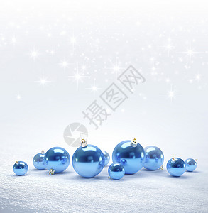 明亮的雪背景上的蓝色圣诞球星光下雨图片