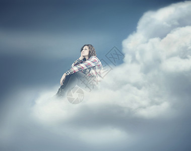 她坐在云上做梦的时图片
