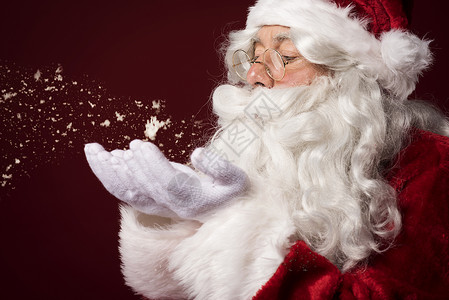 圣诞老人吹雪花图片