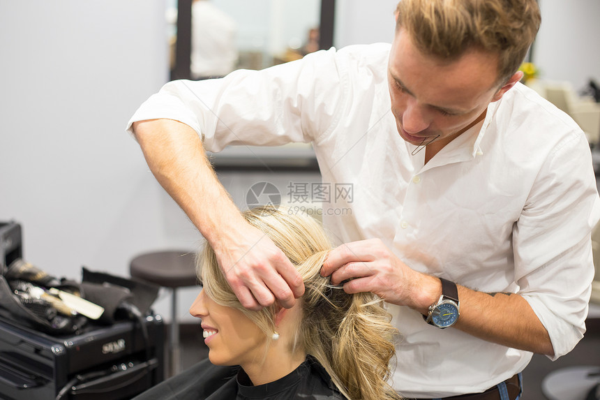 美发师和他的客户在美发沙龙图片