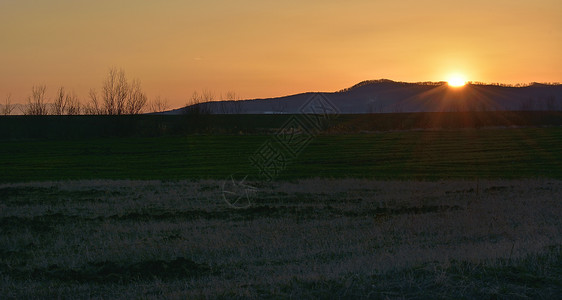 山景中的落日图片