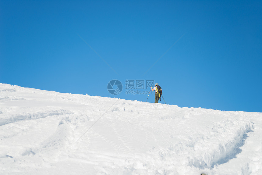 后乡滑雪者乘坐高山滑雪旅游在雪坡上徒步上山战胜逆境和达到目标的概念意大利阿尔卑斯山图片