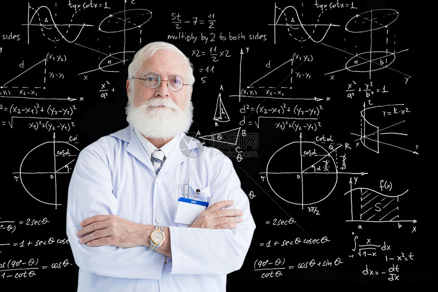 高级科学家站在黑板上面有图表和图片