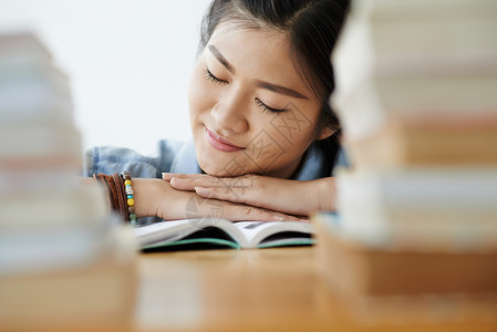 书架间熟睡学生的脸图片