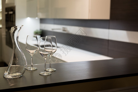 时尚现代厨房中的空玻璃杯和酒瓶图片