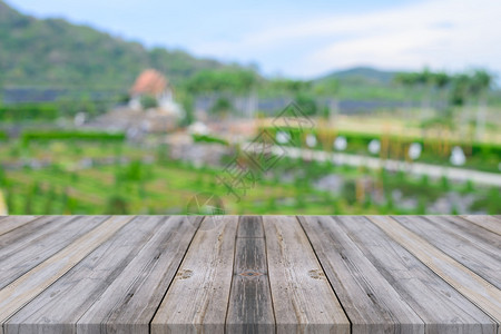 在模糊的背景前的木板空桌子森林中模糊树木上的透视灰色木材可用于展示或蒙太奇您的产品春暖花开的季节背景图片