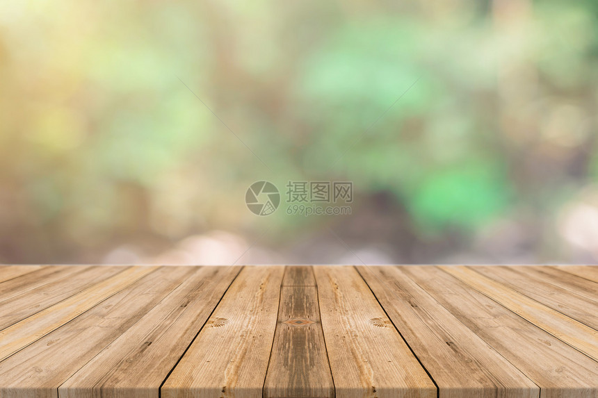 在模糊的背景前的木板空桌子森林中模糊树木上的透视棕色木材可用于展示或蒙太奇您的产品春暖花开的季节图片