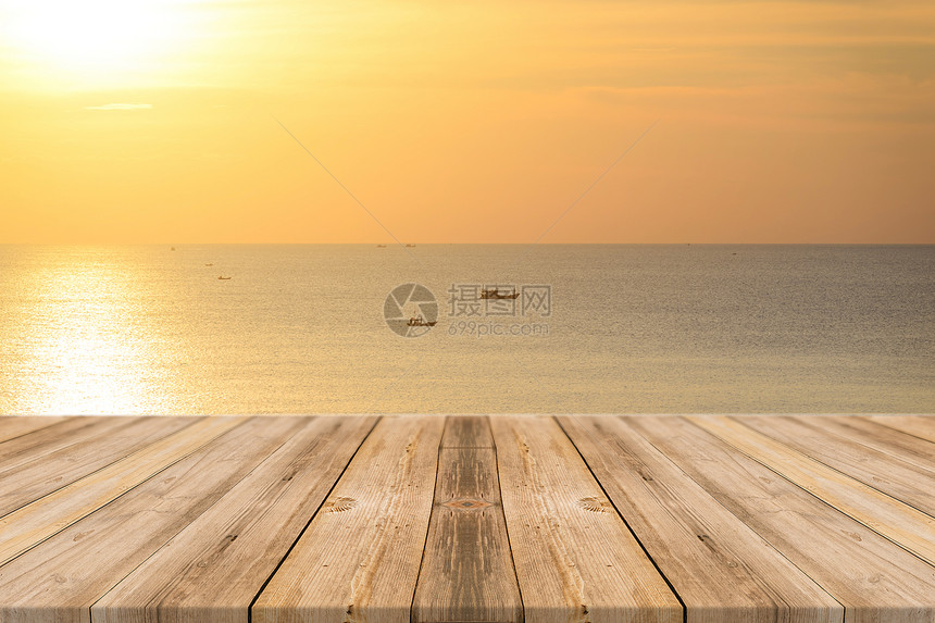 在日落前的老式木板空桌海洋和天空的透视木地板可用于展示或蒙太奇您的产品海图片