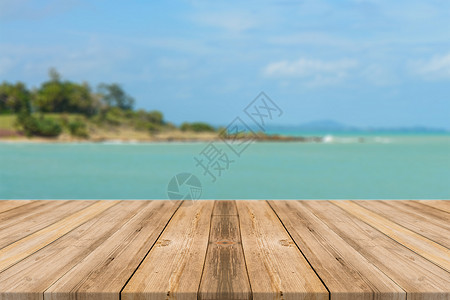 蓝色的大海和天空背景前的老式木板空桌子海洋和天空的透视木地板可用于展示或蒙太奇您的产品海背景图片