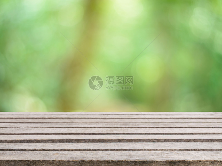 在模糊的背景前的木板空桌子森林中模糊树木上的透视棕色木材可用于展示或蒙太奇您的产品春暖花开的季节图片