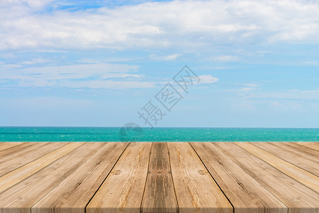 蓝色的大海和天空背景前的老式木板空桌子海洋和天空的透视木地板可用于展示或蒙太奇您的产品海背景图片