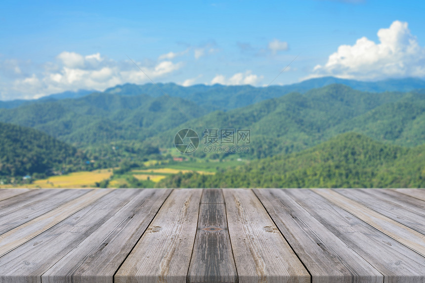 在模糊的背景前的木板空桌子森林中模糊山上的透视灰色木材可用于展示或蒙太奇您的产品春暖花开的季节图片