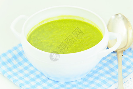 健康和饮食用绿豆和薄粉做的奶油汤图片