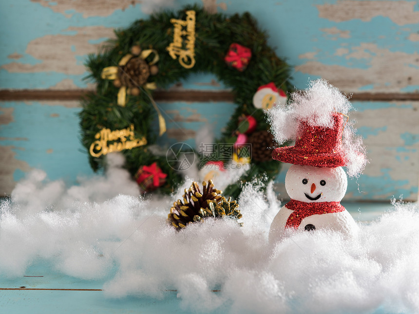 圣诞雪人和礼物装饰在垃圾蓝色木制图片