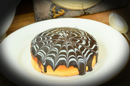 巧克力蛋糕在盘子上图片